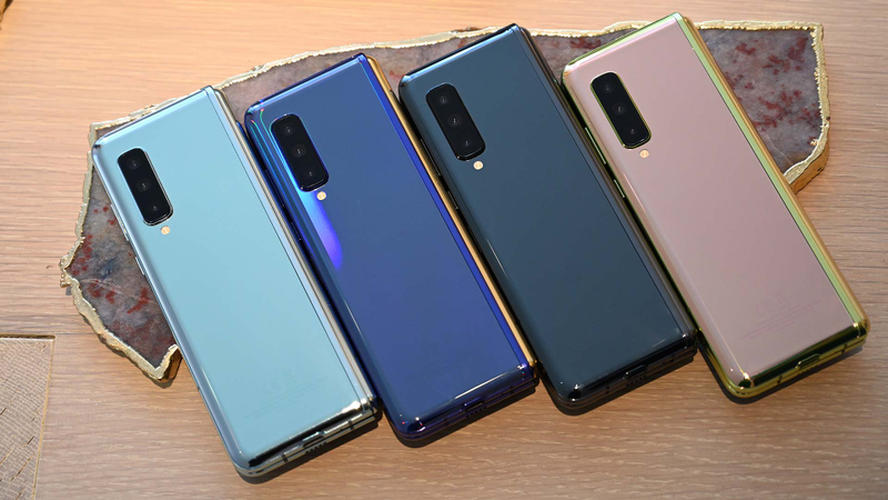 Depending on which of the Galaxy Folds four colors you choose, you may also be able to select what color the hinge is.
